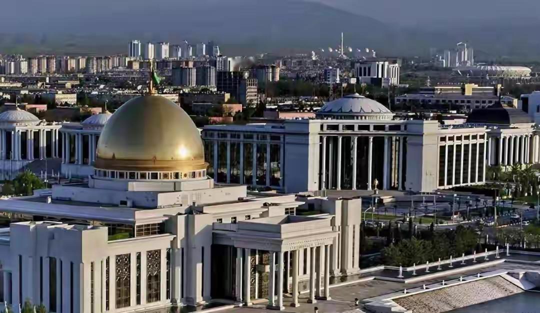 老外拖着空箱子来中国，回去塞得满满当当。不是代购，是自己要用的。有人算过一笔