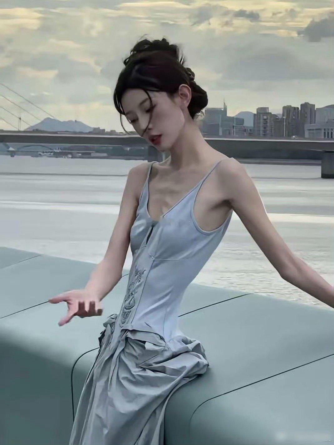 1.74m的演员王若曦体重只有64斤，真的有人喜欢这样的骨感美吗，感觉会很硌人