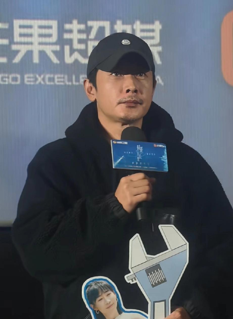 经历离婚传闻和父亲去世后的罗晋首次公开露面了！罗晋在12月1号现身新作《时差一万