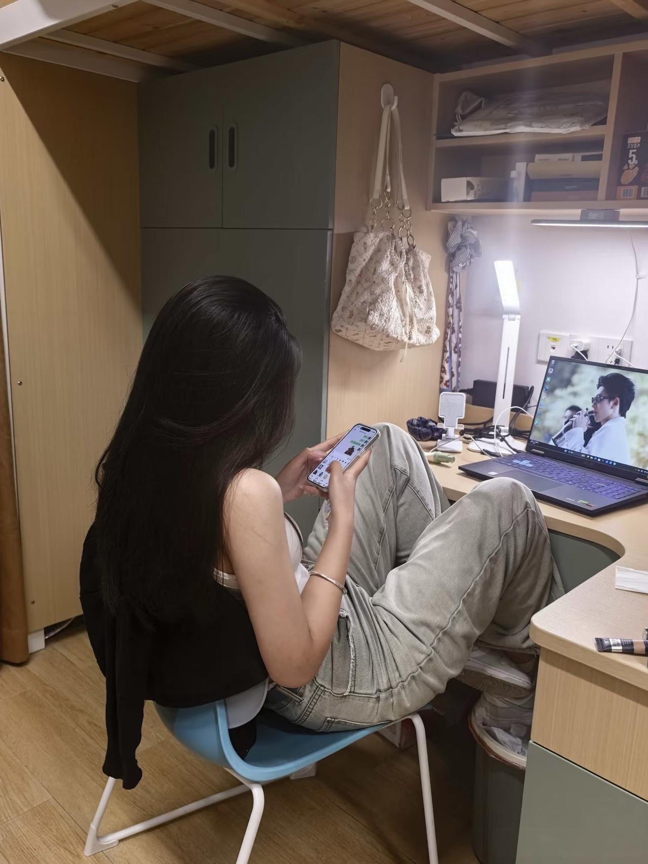 九点多了，玩会儿手机，回一下私信，洗澡上床睡觉了。