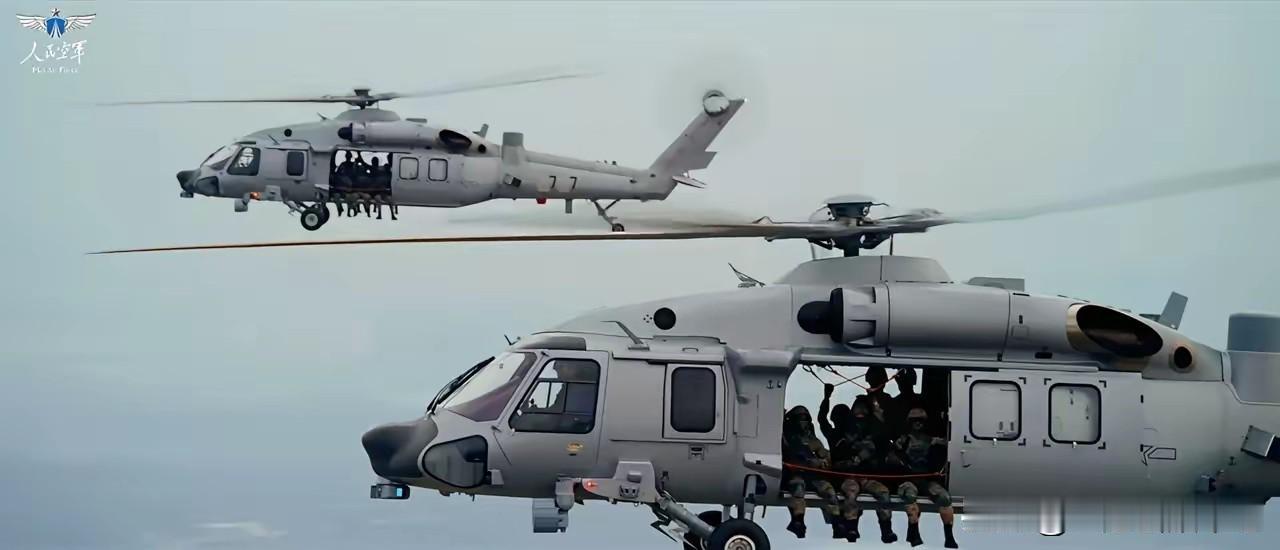 中国直20搭载空降兵，实施机动。空降兵坐在打开门的直升机舱门处，双腿伸出舱门，