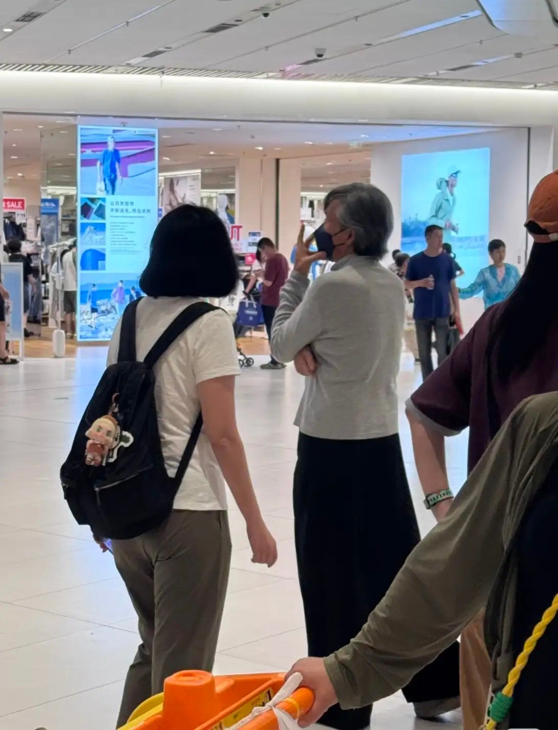 79岁林子祥和65岁叶蒨文现身北京昌平一间商场买衣服，夫妻俩穿着一身休闲服，两个