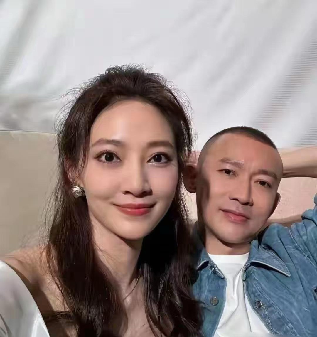 这就是聂远一年300万养的老婆，确实漂亮，五官精致，端庄优雅，简直就是绝色佳人。