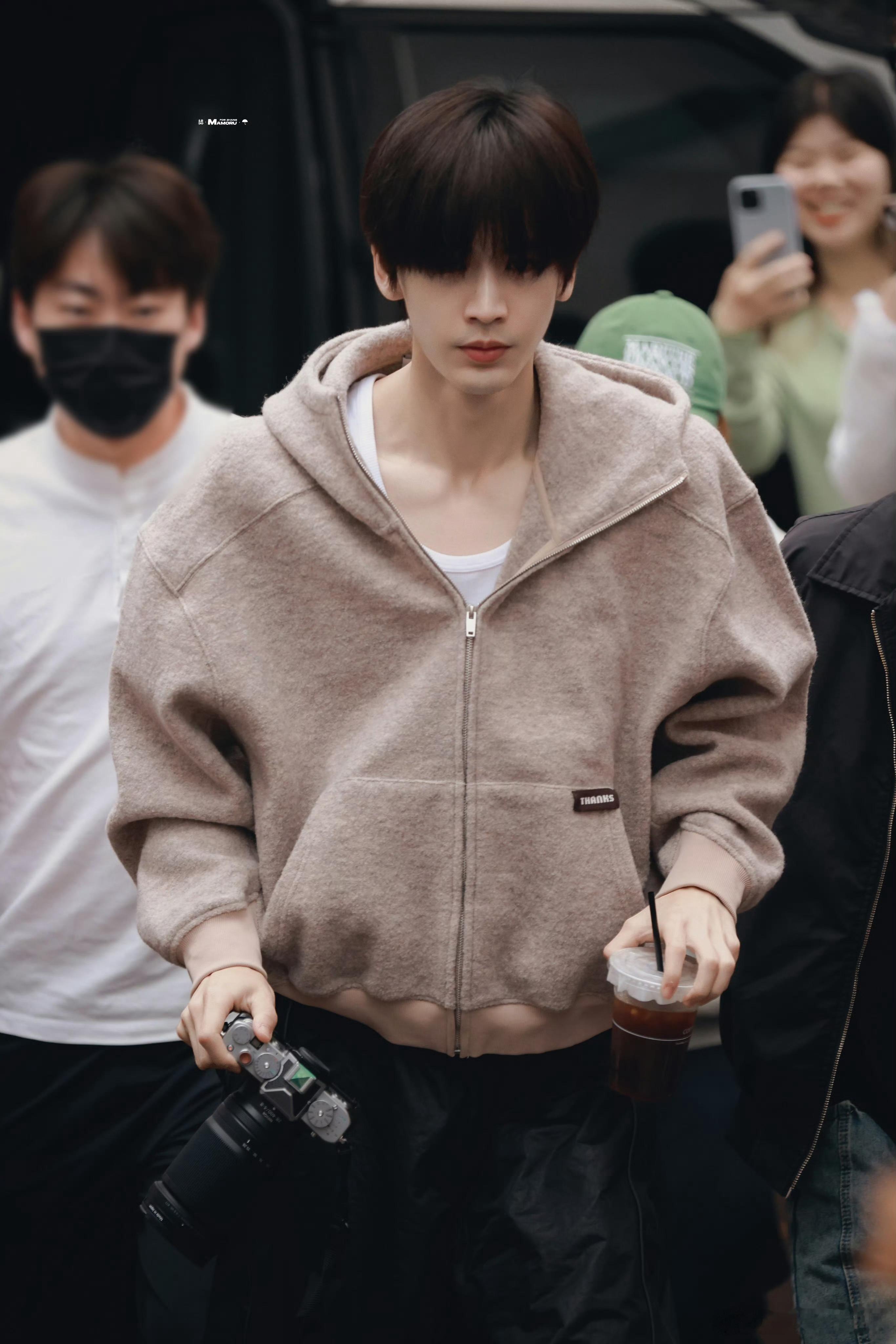 张凌赫素颜上班！！还有小胡茬，怪性感咧张凌赫肖战待播剧角色热度前三