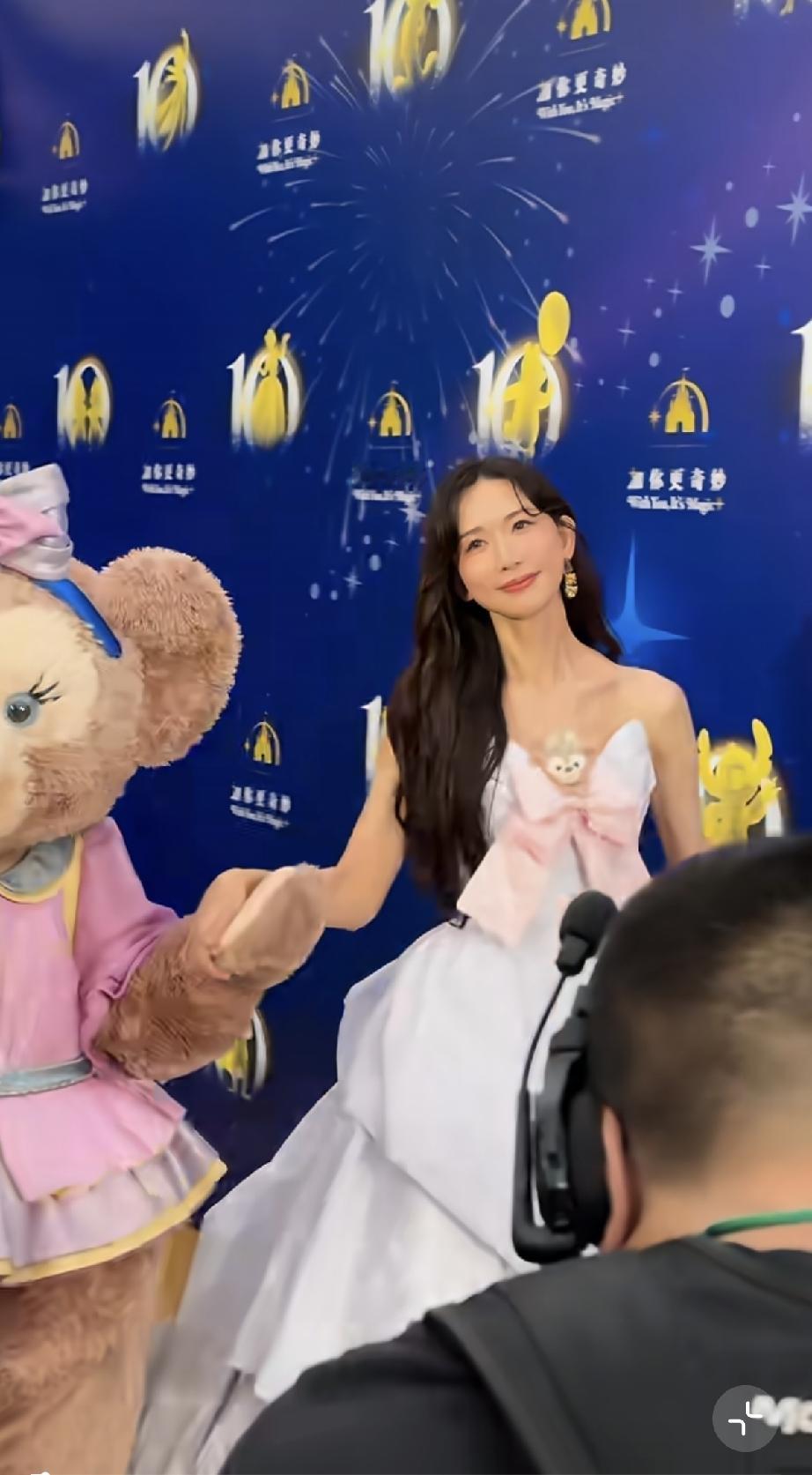 6月15日，林志玲参加上海迪士尼10周年庆典，与雪莉玫一起走红毯，她面部浮肿笑得