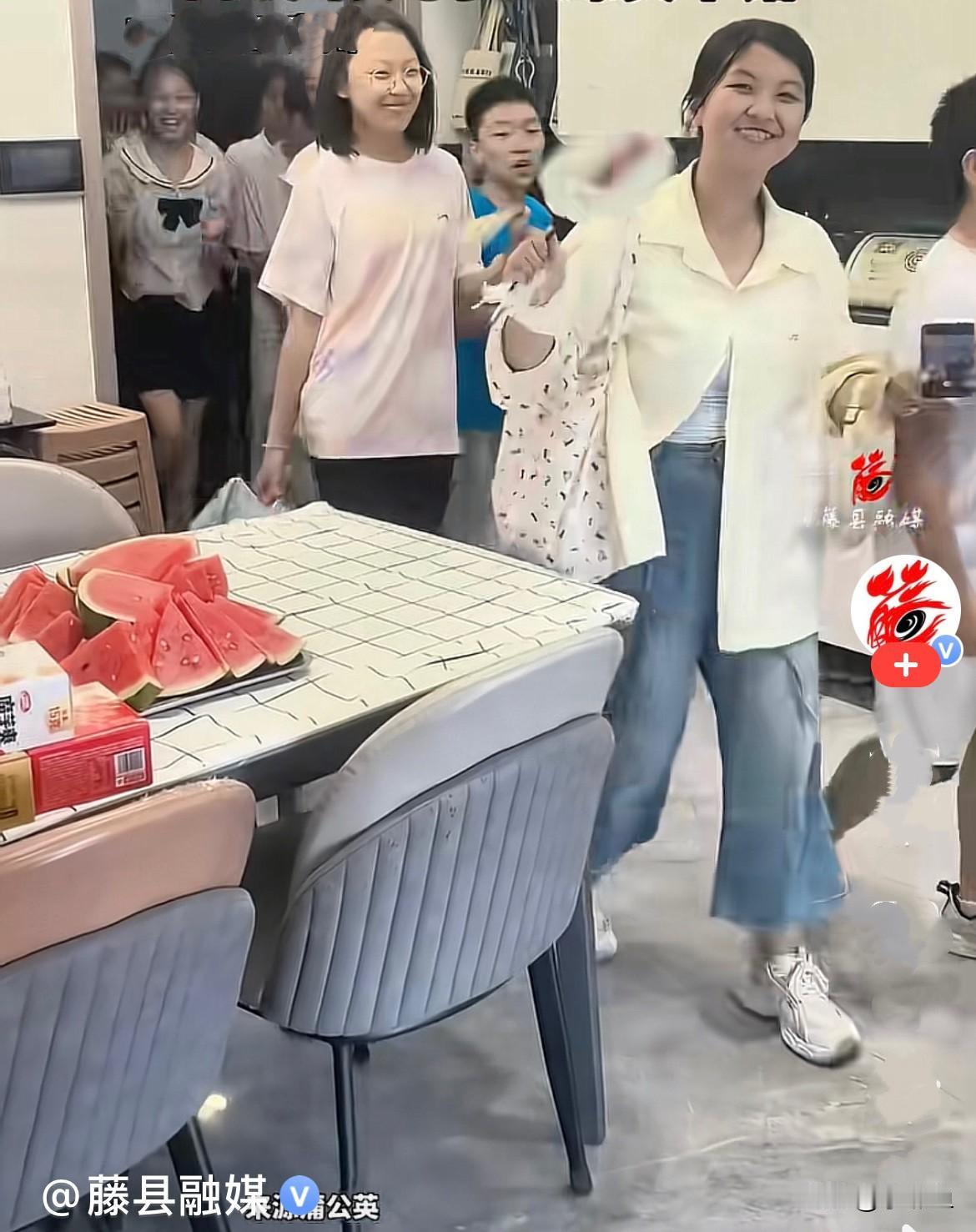 近日，贵州一户人家里小男孩说邀约班上同学来家中做客，妈妈以为也就三、四名呗，结果