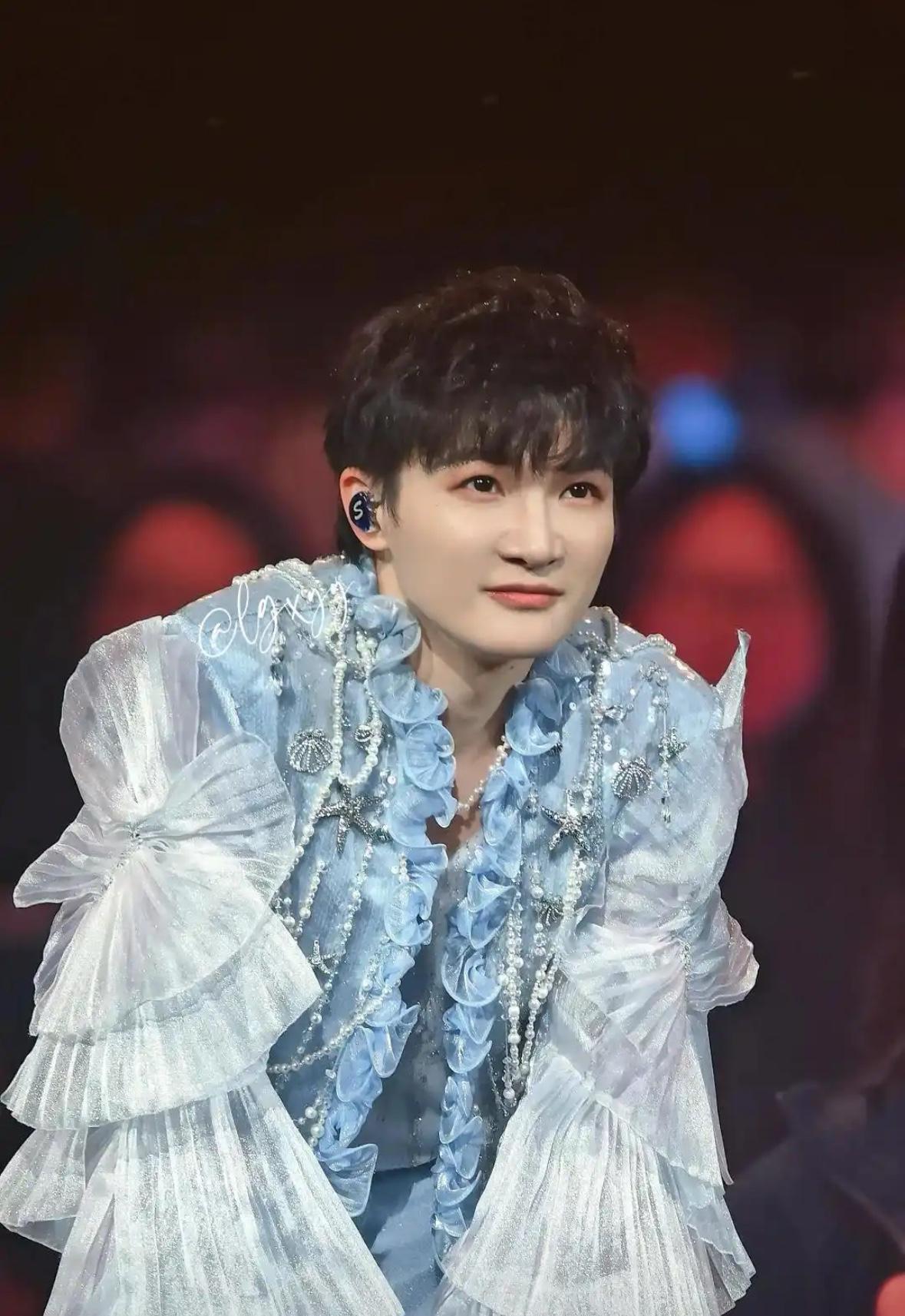 周深自掏百万捐港，一众明星沉默，事件藏着什么蹊跷.最近有网友发现周深自己出钱捐