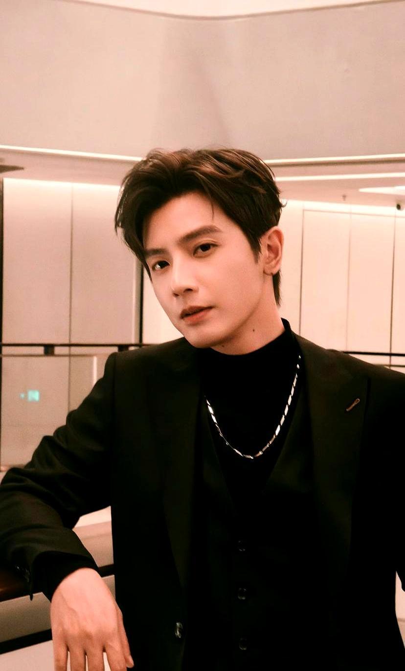 1.5万日薪也甩锅？凌晨直播一句“先赖女主”，把合作演员推上热搜。短剧《四