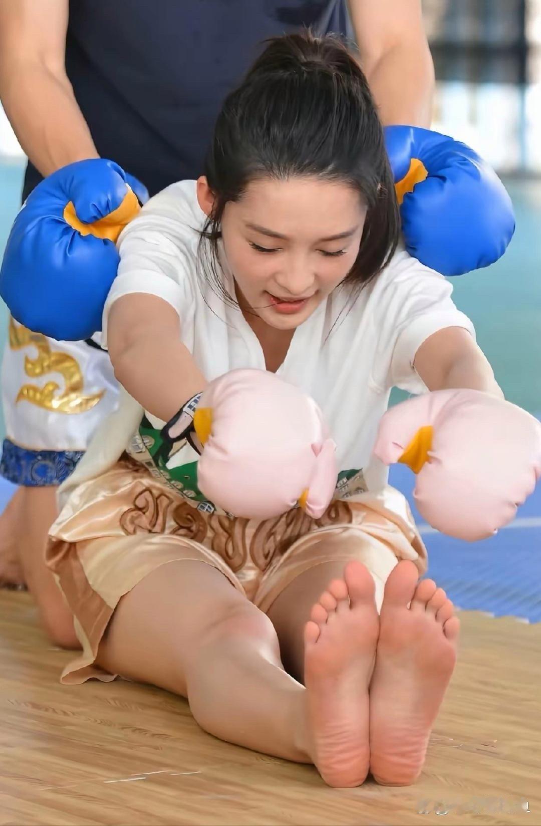 李沁的脚型也太好看了吧！线条纤细秀气，精致又优雅，细节里都是美感～