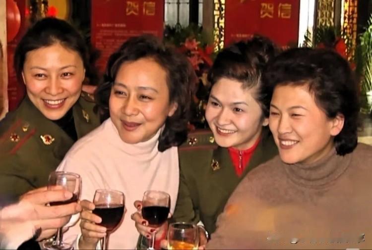 早些年这些一起聚餐喝酒的女明星里，她们都是演技特别好的女演员，能全部认出的，绝对