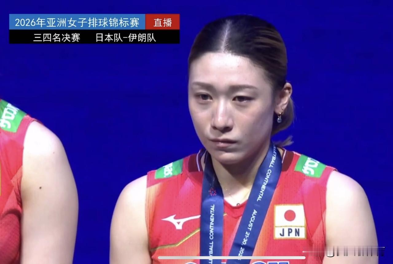 日本女排又哭了[哭哭]日本女排获得铜牌后，魏秋月作为颁奖嘉宾给她们颁发奖牌，戴上