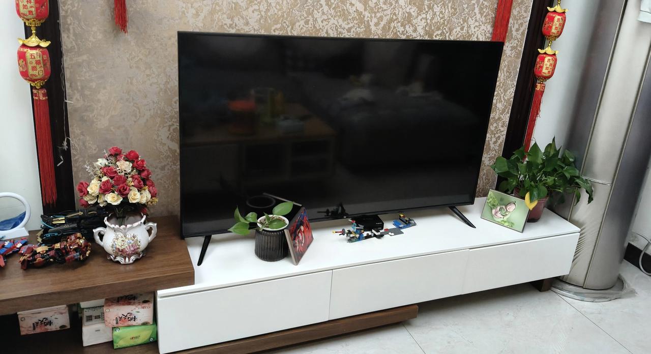 现在的电视机只是个摆设，你认同吗姐夫来家里串门，一屁股瘫在沙发上，随手摸遥