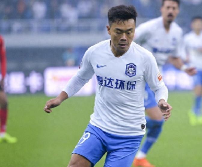 天津球迷在主场高喊“还我白岳峰”，这事儿一出，可真是热闹非凡。泰山队内鬼金敬道被