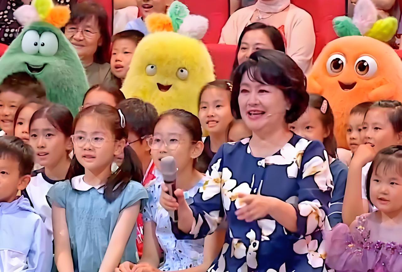 60岁鞠萍姐姐亮相六一晚会！扮园长演绎童趣节目，回忆拉满6月1日晚，2026