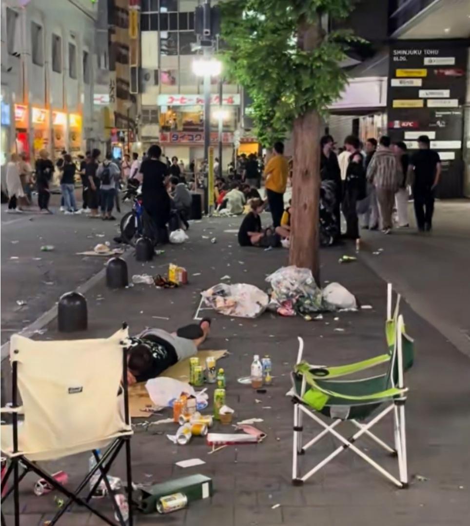 一位外国博主在日本拍摄到大量的街头垃圾，评论区吵翻天！果不其然，日本人说是游