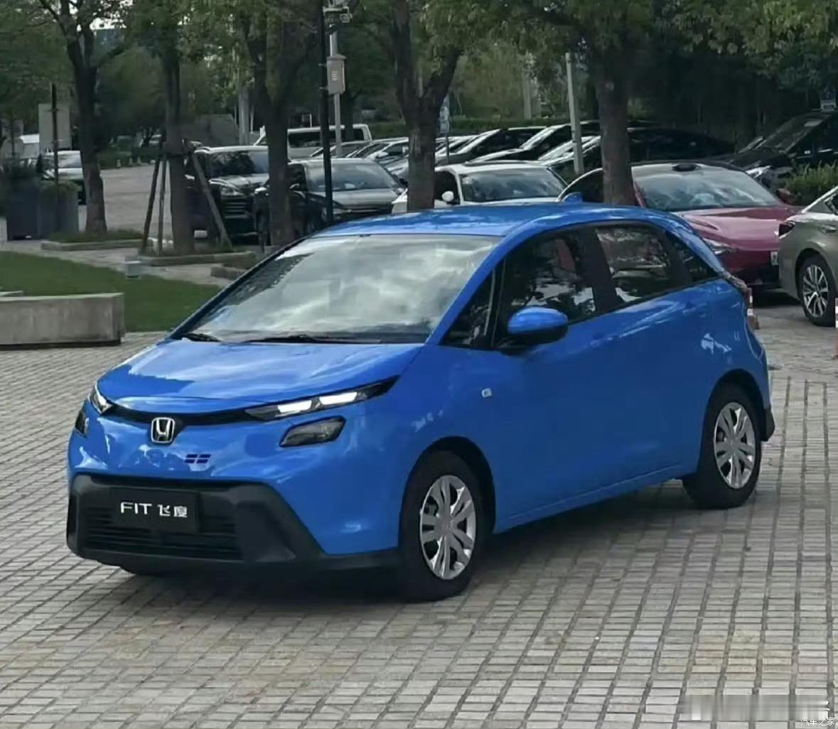 把新飞度弄成纯黑色，好看的。你信不信？如果不信你买一辆去来电空间改个色看大v聊车