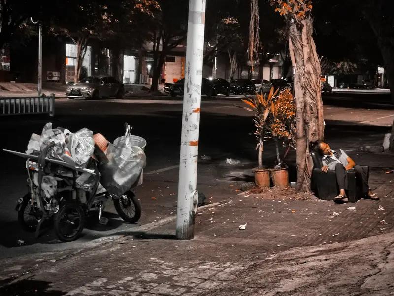 人到落魄时，朋友好像都消失了，其实是筛选开始了。很多所谓朋友，本就是利益往来。你