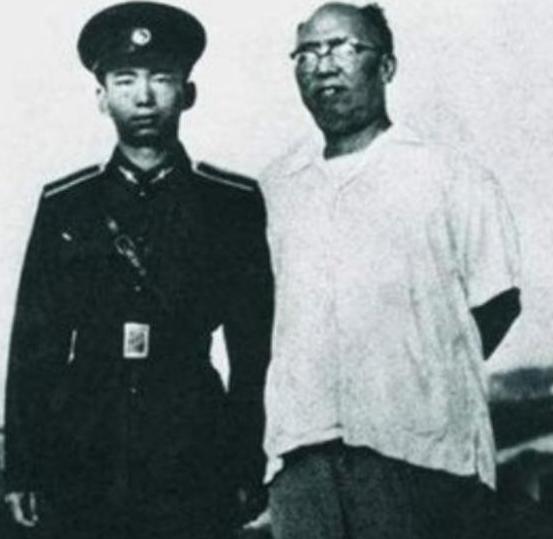 1963年，总政治部主任罗荣桓去世，他去世前曾希望萧华接替他的位置，然而萧华太年