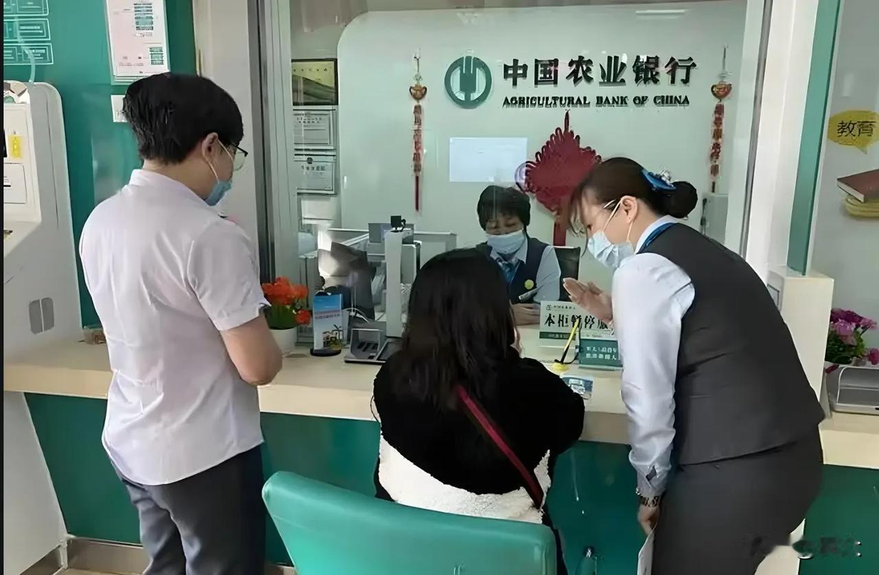 存了五年的40万到期，兴冲冲跑去银行，结果被当头浇了一盆冷水。柜员两手一