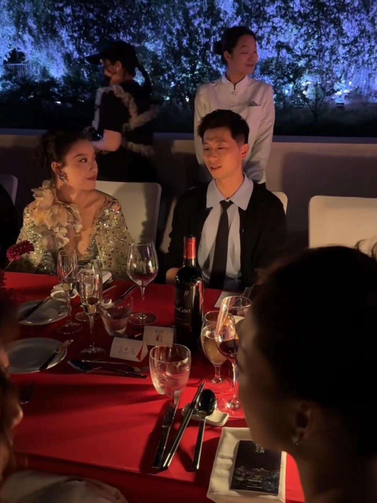 马龙老婆是倪妮中学同学，马龙和倪妮聊的很自然很火热，自然是夏露的好同学！龙队现