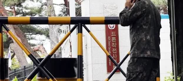 被拘留在首尔拘留所的前总统尹锡悦被发现试图约见美国自由大学教授莫斯坦。尹前总统在