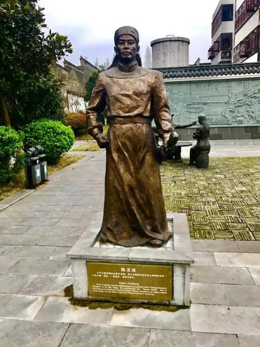 1858年，安徽三河镇，几万太平军和清军正面交锋，清军统帅李续宾自信满满，准备一