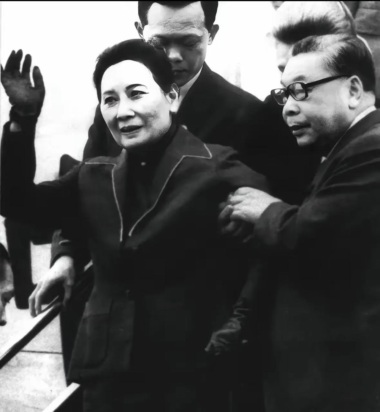 很多人以为宋美龄和蒋经国素来不和，明里暗里争权，这张1986年的老照片，直接打破