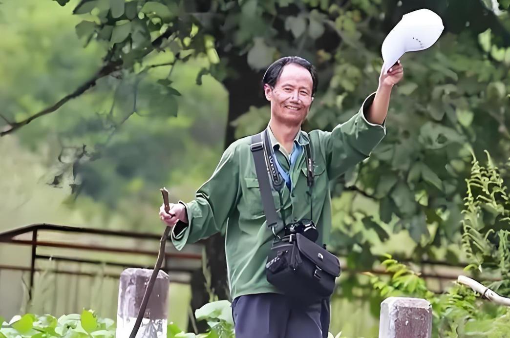 1998年，安徽大学教授何家庆来到深山调研。由于过于饥饿，于是就向村民讨吃的。不