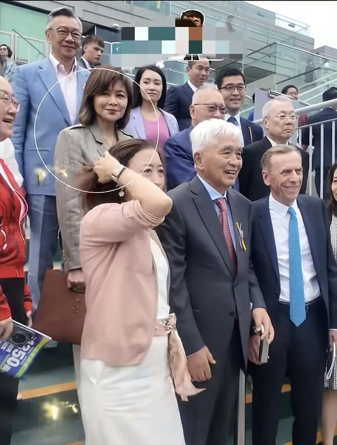 关之琳现身香港沙田马场，眼袋重单身10年仍沧桑，个子高却站边上[捂嘴巴]