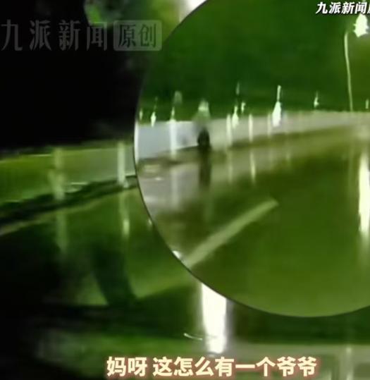 7月20日，山东雨夜的公路上，一位女士开车途中，远远看见马路边有个孤单的身