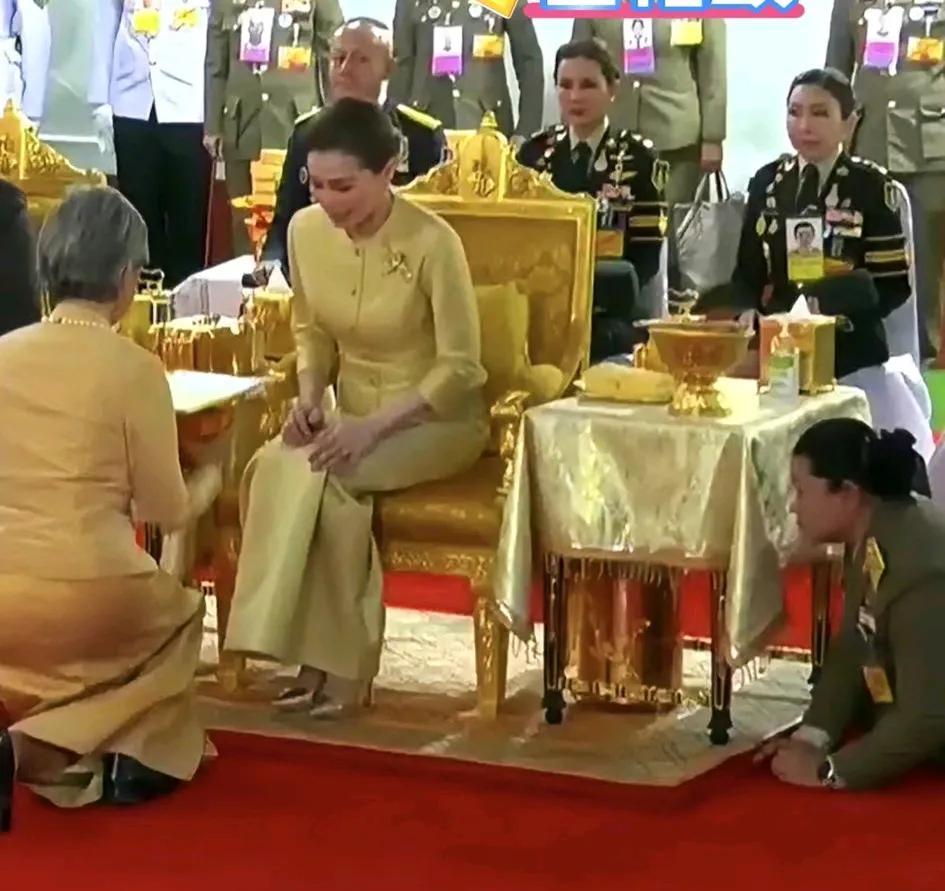 苏提达坐在前面，会不会感到背后有股寒气？巴帕颂小主就坐在她正后方啊！以前那曾是诗