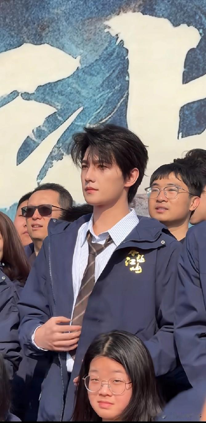 大家发现没？杨洋最近开机新剧《不让江山》，虽然手部骨折打着石膏，看着有点让人心疼