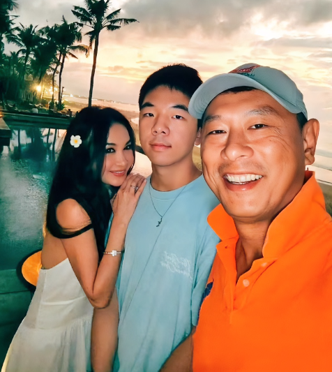 就是温碧霞和她老公太不正常了，不是因为两人没有自己的亲生孩子