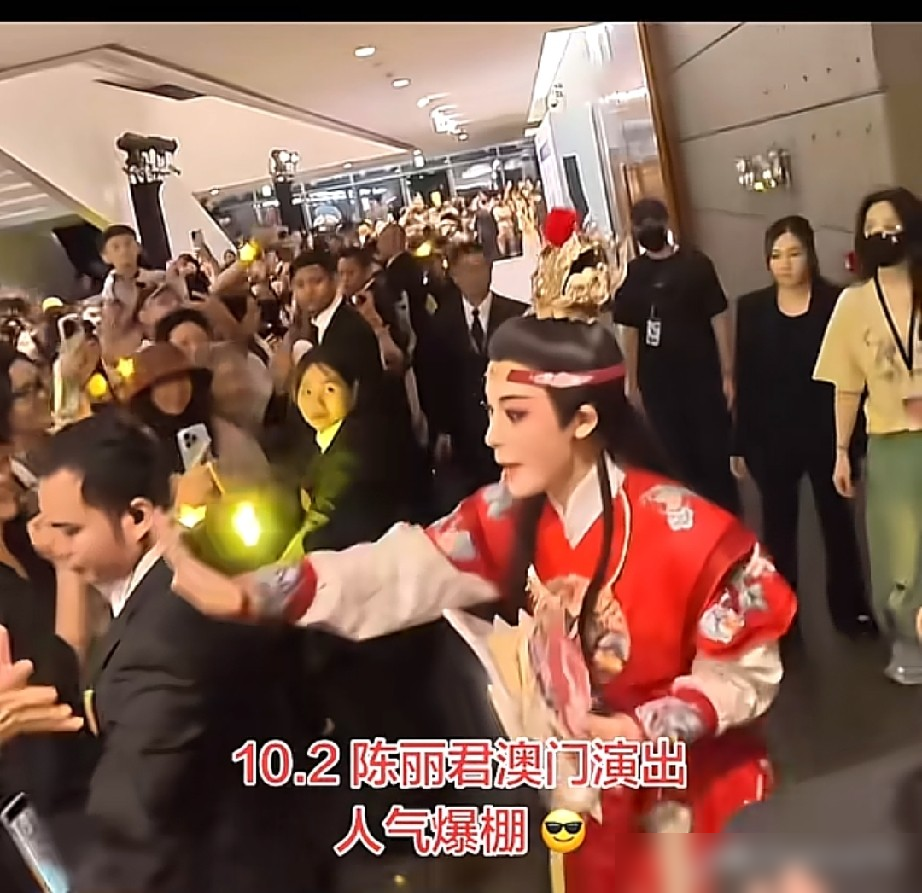 不到30岁，把一门快没人看的百年老戏，唱成了澳门街头里三层外三层的阵仗。陈丽君，浙江小百花越剧院90