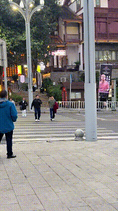 现在乒乓球运动员出街必须有个队友陪同保护才行，昨天看到蒯曼出街，遇到球迷拼命贴身