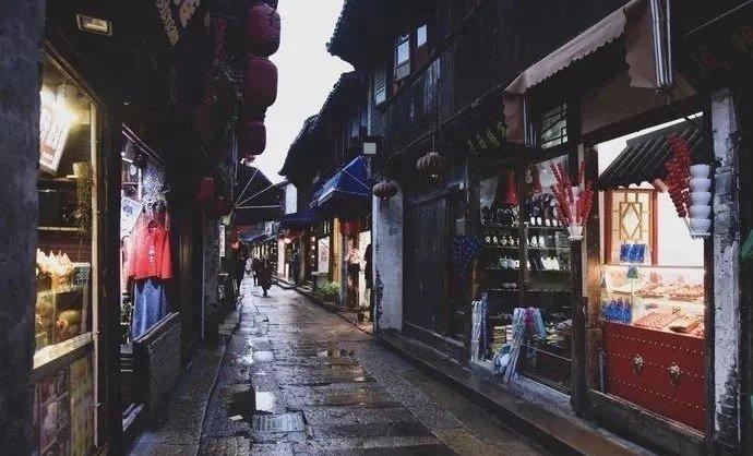 西塘的美，是历史沉淀下来的优雅和静谧，是孤独与怡然同时在心里萌生开来的愉悦和空灵