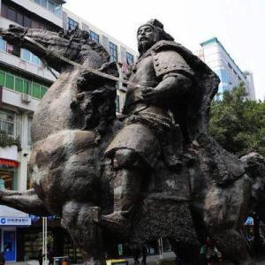 东晋末年，有这样一个人名叫桓温，他的发迹史很奇特，也很另类。由于他持刀杀了杀父仇