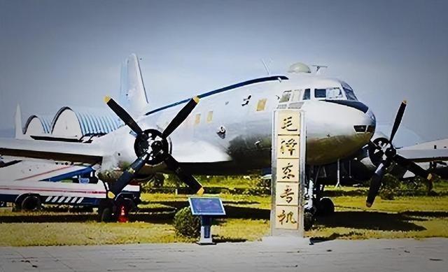 建国后，中央不成文规定：为了保证毛主席的安全，禁止他坐飞机。毛主席多次找空军，要