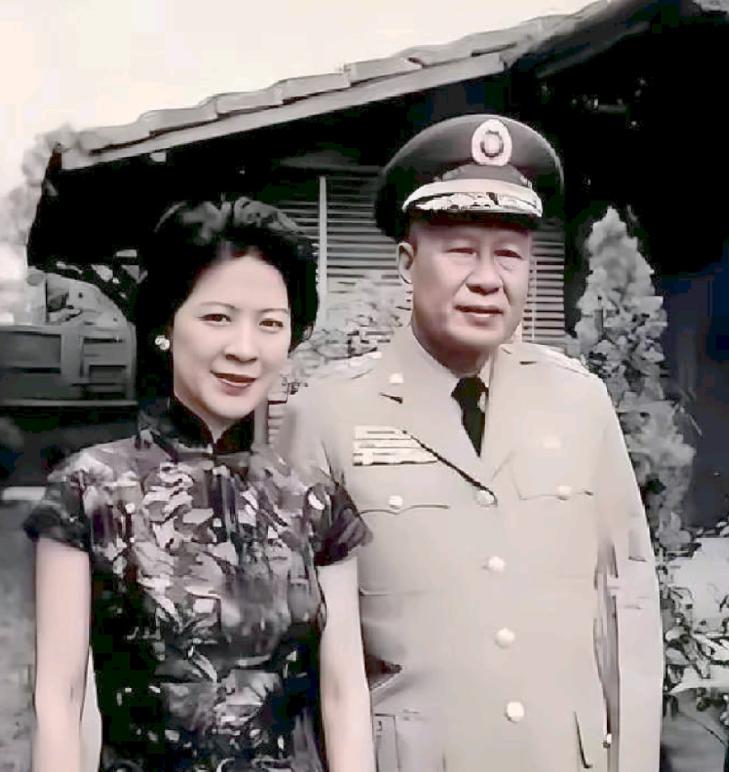 1925年，桂林城有个姑娘，22岁还没嫁出去。搁在那个年代，这叫"老姑娘"。可偏