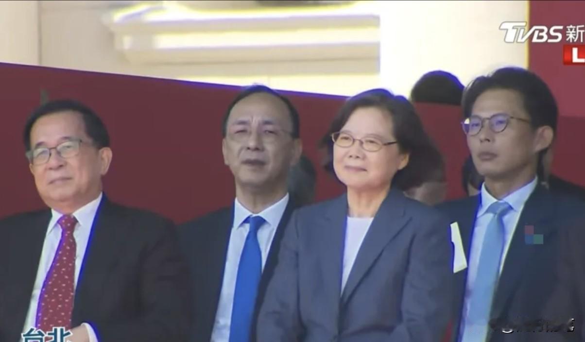 看到没？台湾“双十”活动，座位安排有意思。不知朱立伦、黄国昌座位被安排在蔡英