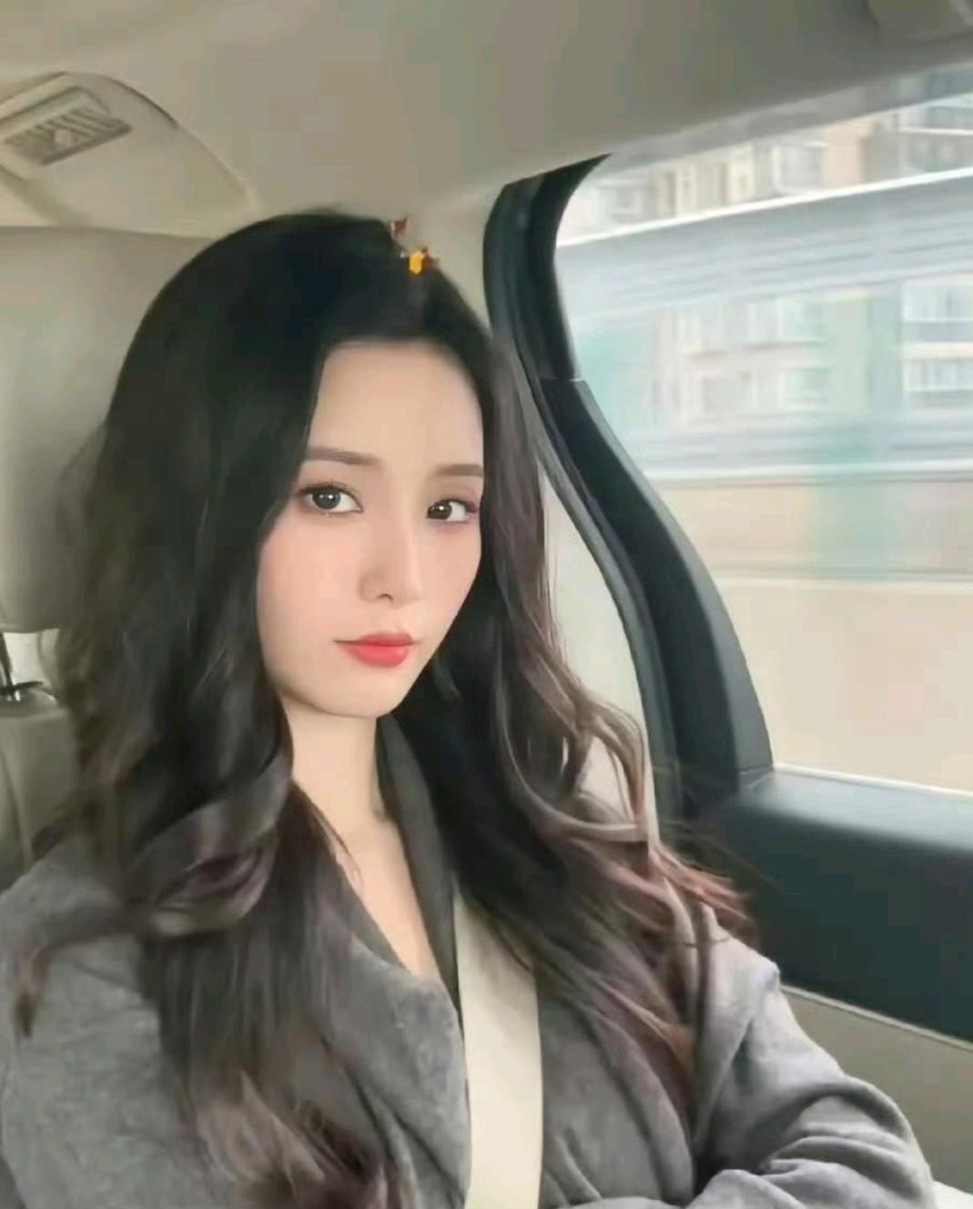 徐艺洋在路人拍的镜头里长这样？生图也超能打，颜值太抗打了，这状态绝了