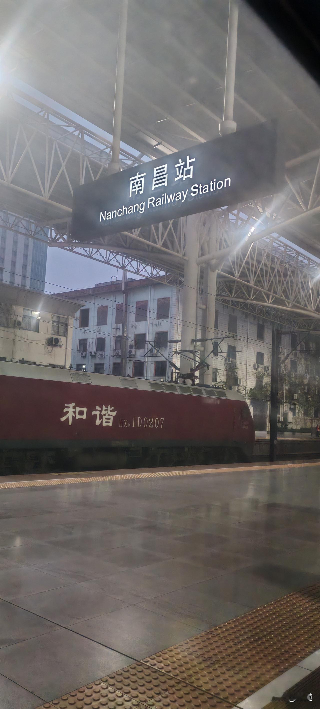哈哈，好不容易熬到亮天了，吃了泡面，好香啊，汤都让我喝了，我发现了，在火车上吃啥