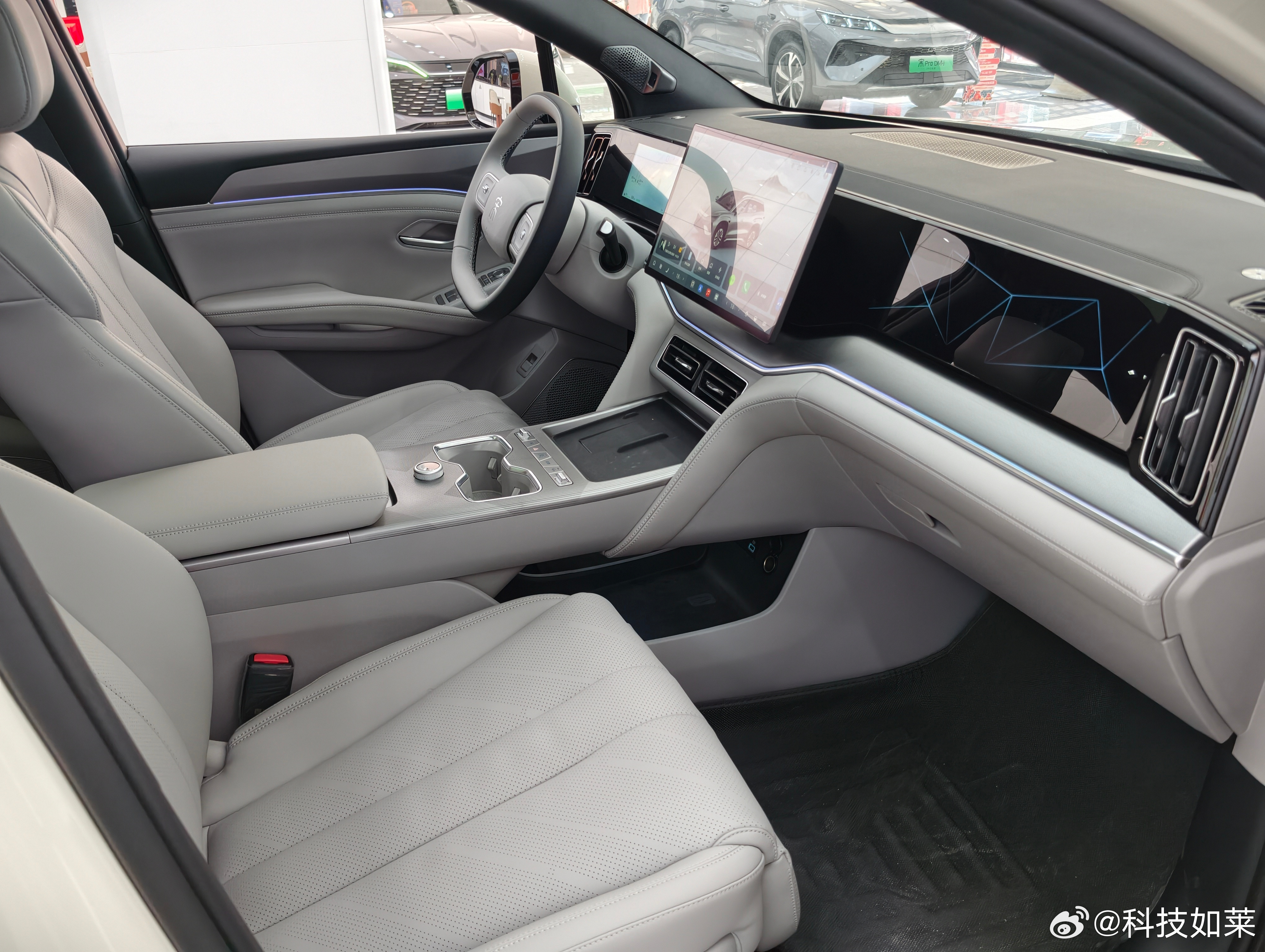比亚迪宋UltraEV实车到店，上手摸这质感真的顶！米色外观、海盐内饰、大空