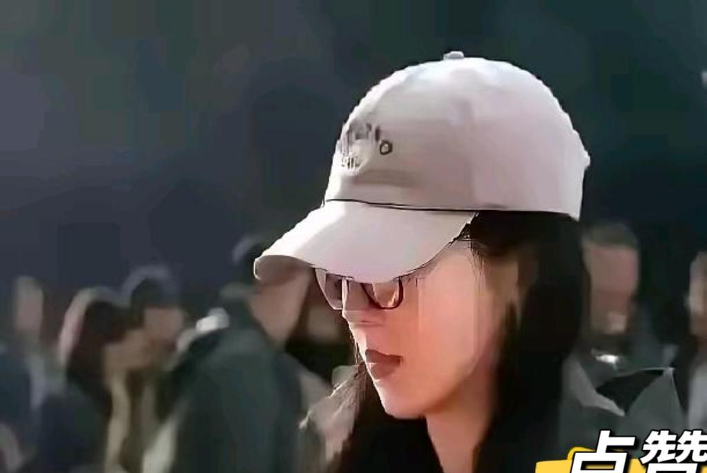 凌晨三点，副导演的电话很冷：“投资方撤了，你天亮前必须搬走。”剧组合同在她包