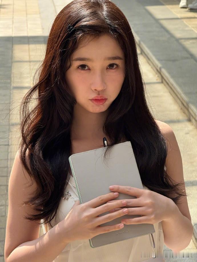 说实话，虞书欣能成为顶流花，还是挺让人意外的。她应该是所有年龄段的顶流花里，