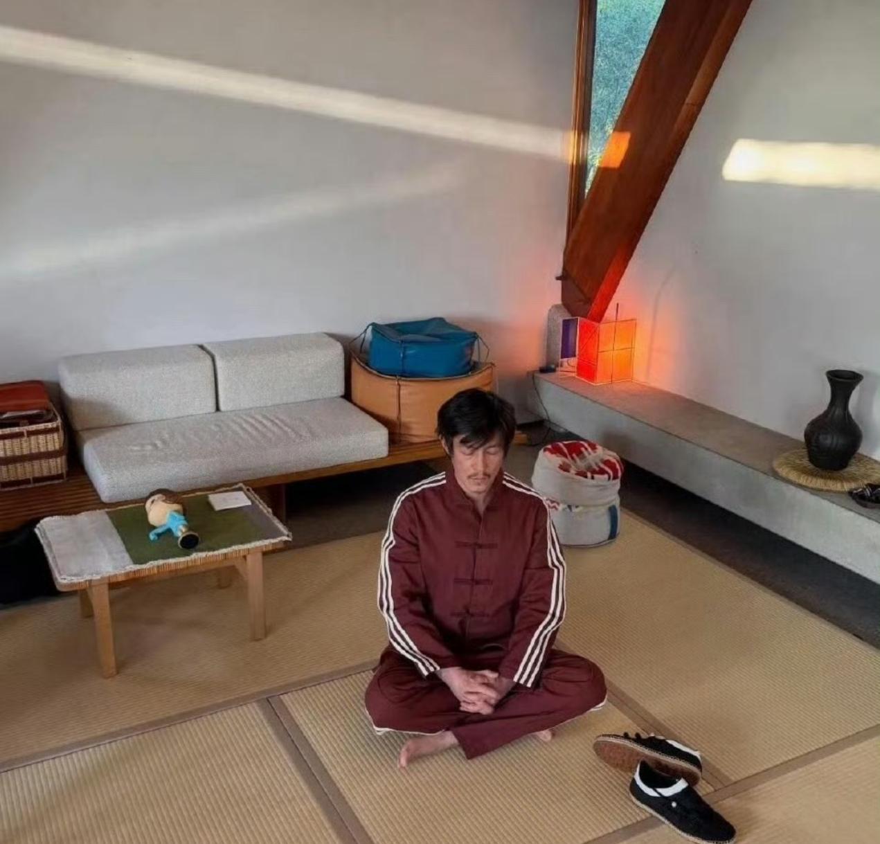 陈冠希在洛杉矶5500w刚买的豪宅里，打坐、悟人生中。​