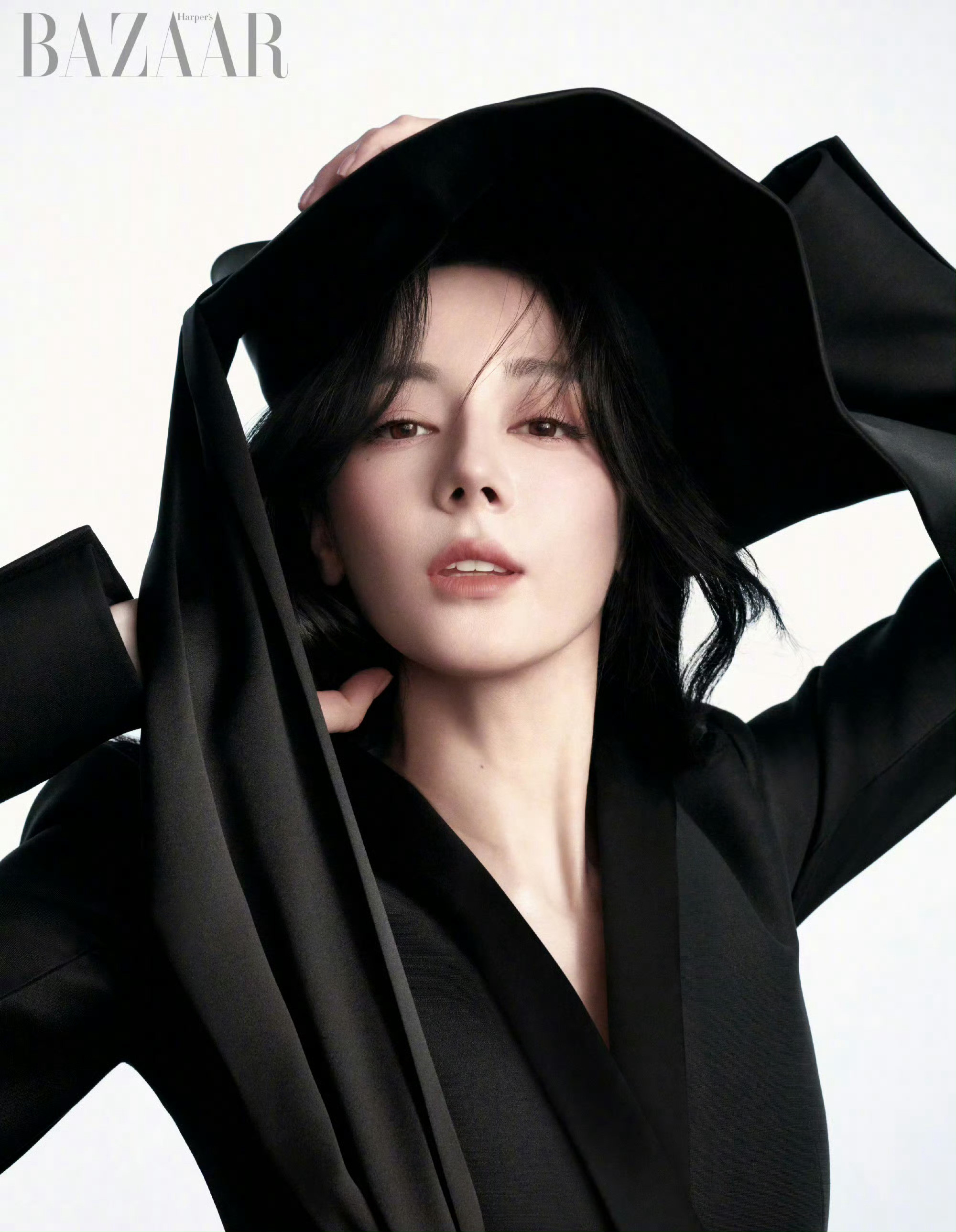 迪丽热巴红秀开年封面开工第一天就被热巴美到了，这次杂志拍摄全新风格，听说拍摄现场