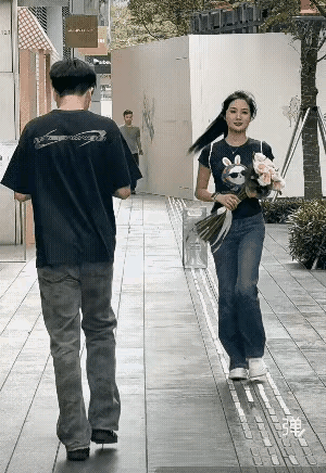 小伙子以为桃花运来了，肯定会高兴一整天[大笑]