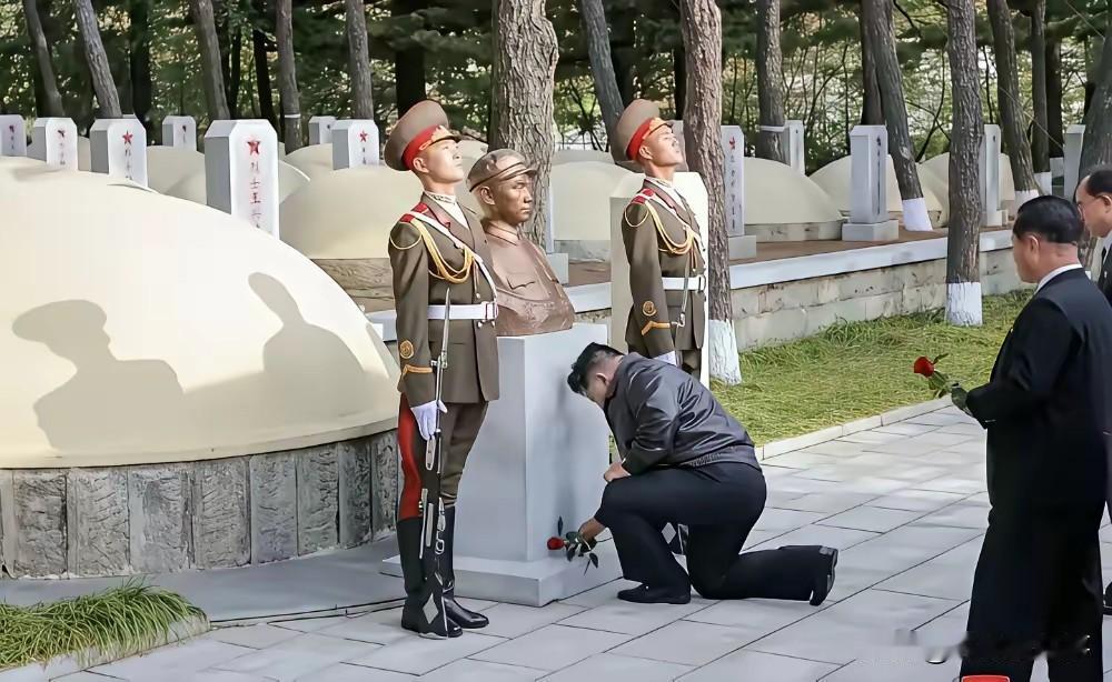 太震撼,这是抗美援朝值得瞬间!当我看到,金正恩单膝下跪志愿军墓碑,真的落泪了