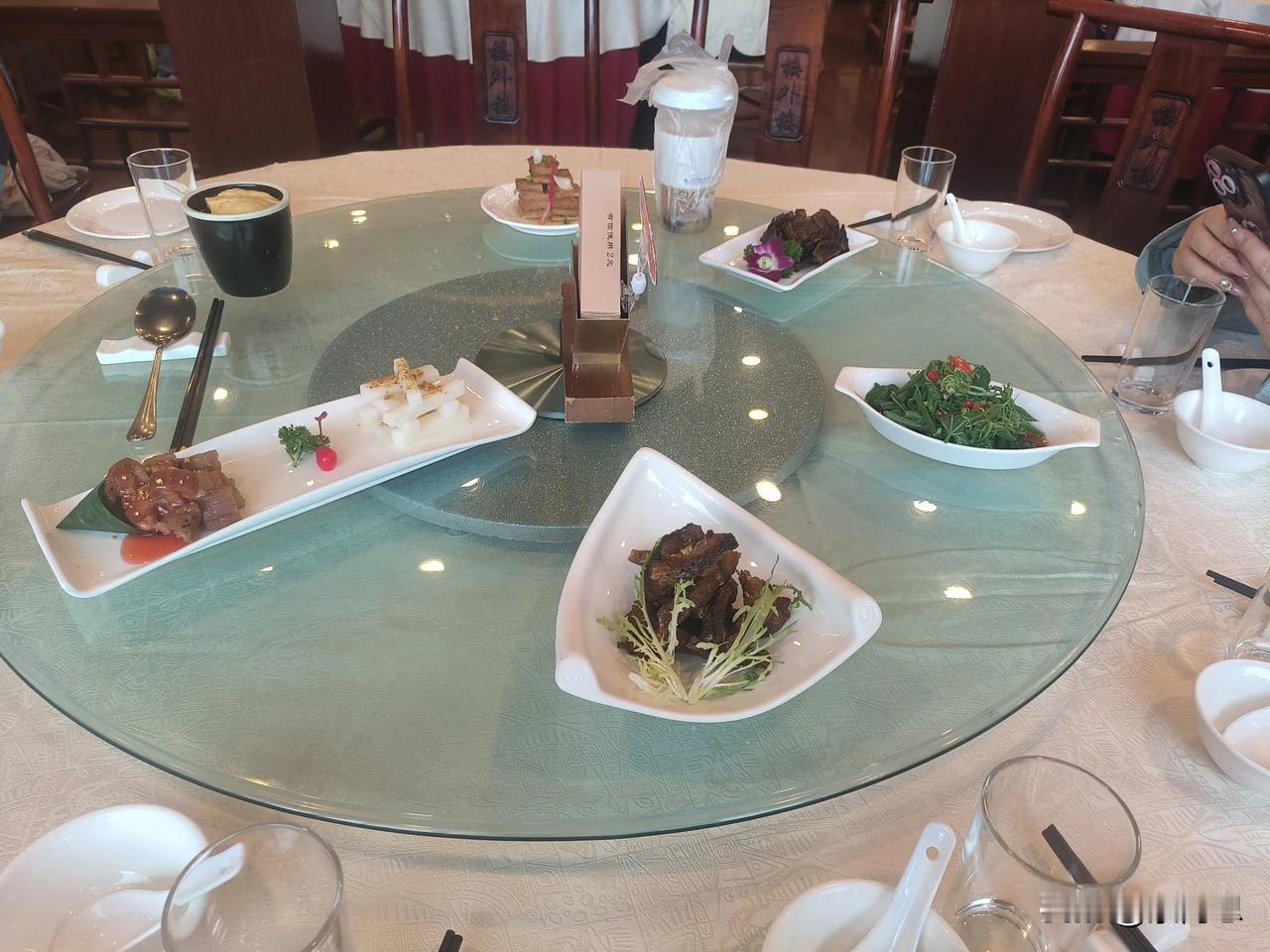 杭州的朋友热情的推荐！说他们这里有美味的醋鱼，还推荐了楼外楼！门口有幅对子